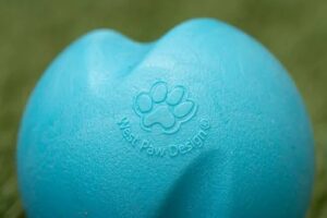 Close up van het oppervlak van blauwe West Paw Jive hond tennisbal